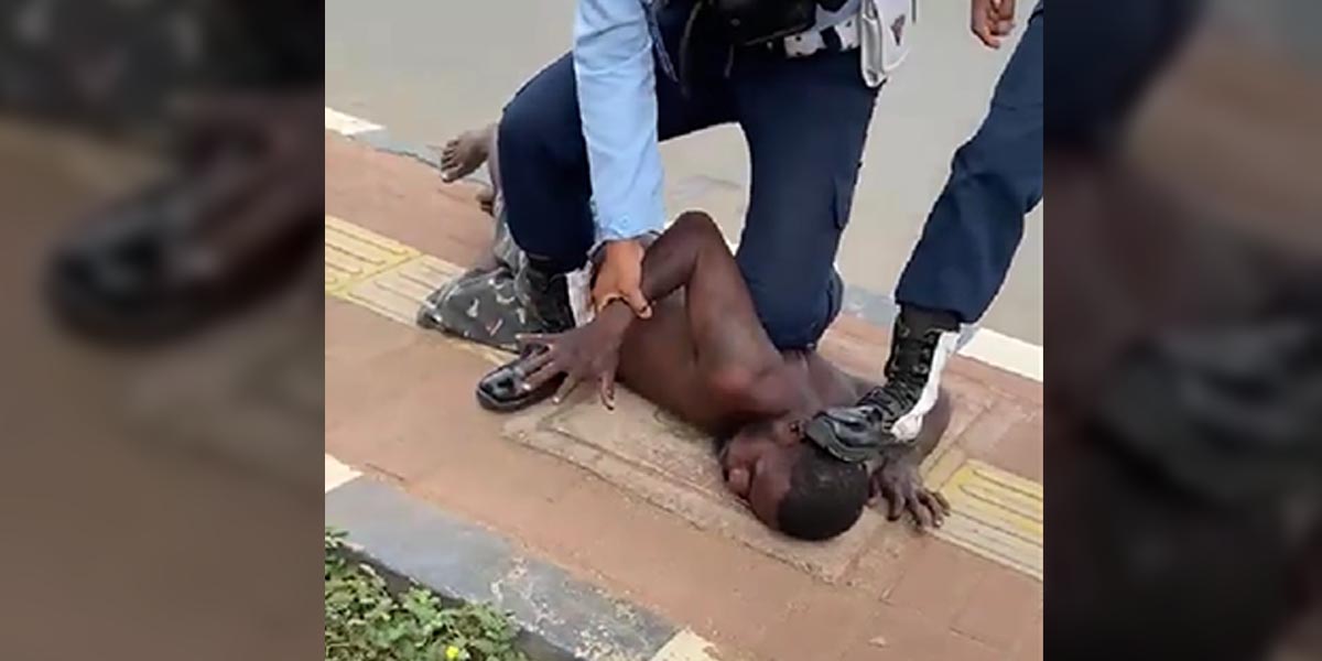 Screenshot video viral oknum TNI injak kepala warga di Merauke